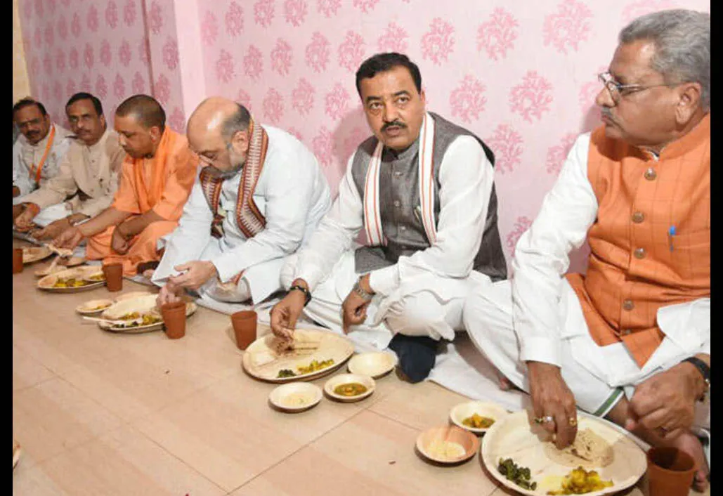 शाह-योगी ने BJP वर्कर के घर खाया खाना