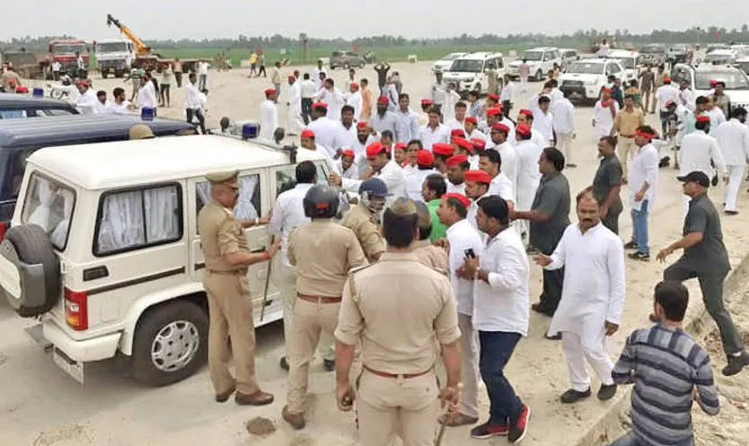 पूर्व MLA से मिलने जा रहे अखिलेश यादव को पुलिस ने हिरासत में लिया