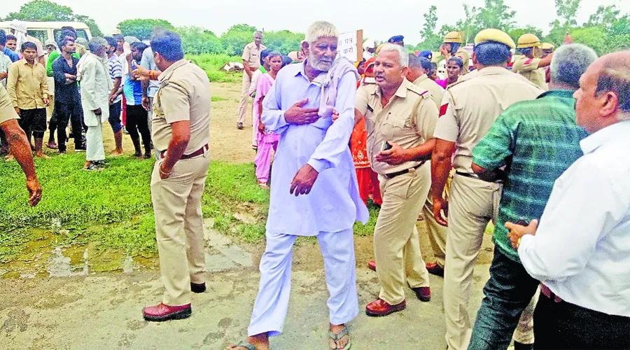 अमित शाह को ज्ञापन सौंपने जा रहे प्रदर्शनकारी गिरफ्तार
