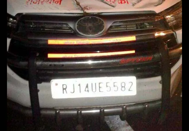 भैंस से टकराकर पलटी कार, एक की मौत