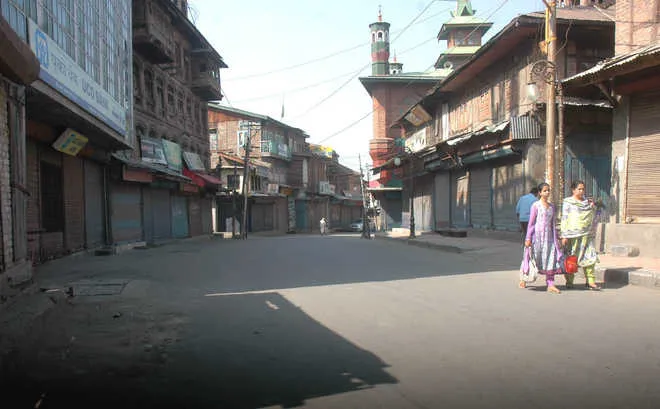 श्रीनगर व अन्य हिस्सों से हटे प्रतिबंध