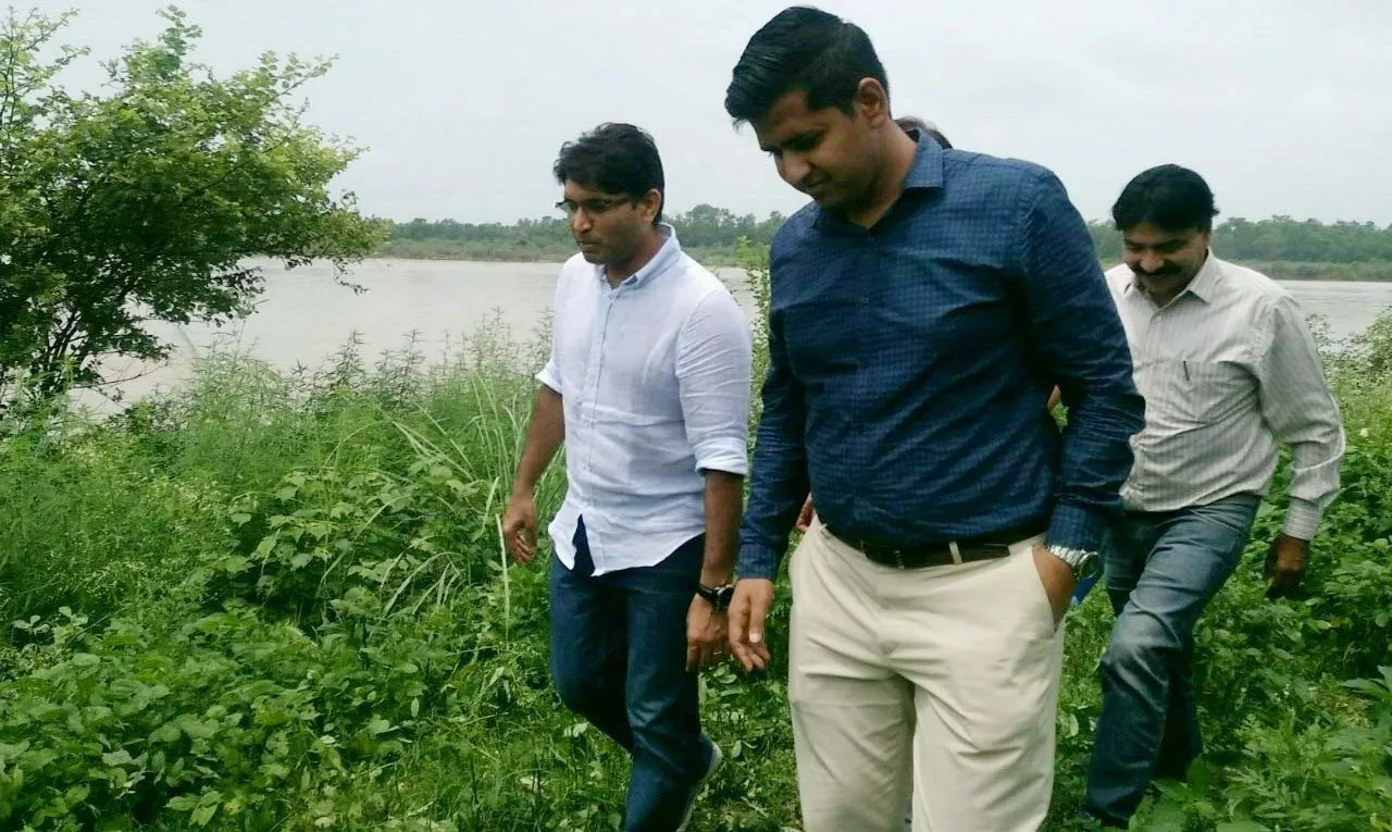 ब्यास नदी के किनारे बसे गांवों में जायजा लेने पहुंचे डीसी