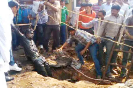 गटर साफ करते मजदूरों की मौतों से उठते सवाल