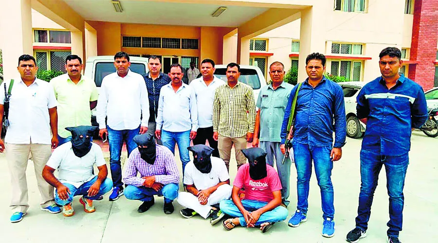 पुलिस की वर्दी पहन करते थे लूट, 4 काबू