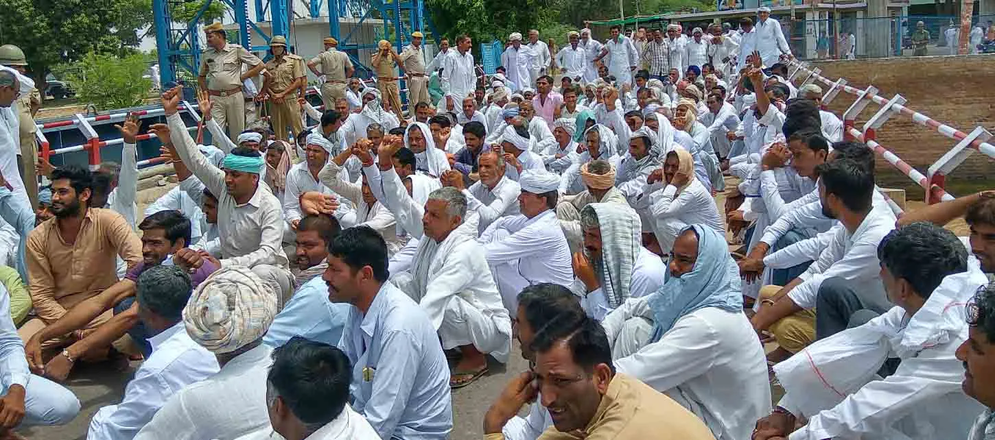 किसानों के साथ वार्ता बेनतीजा, हैड के पुल पर लगाया जाम