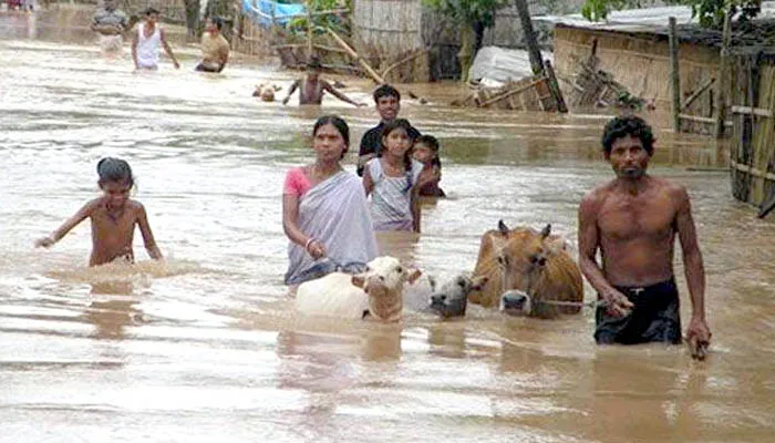बाढ़: प्राकृतिक आपदा में आदमी