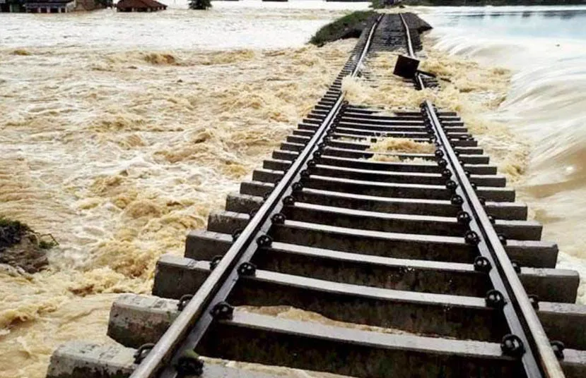 देश के 9 राज्यों में बाढ़ आैर भूस्खलन से तबाही, 99 की मौत