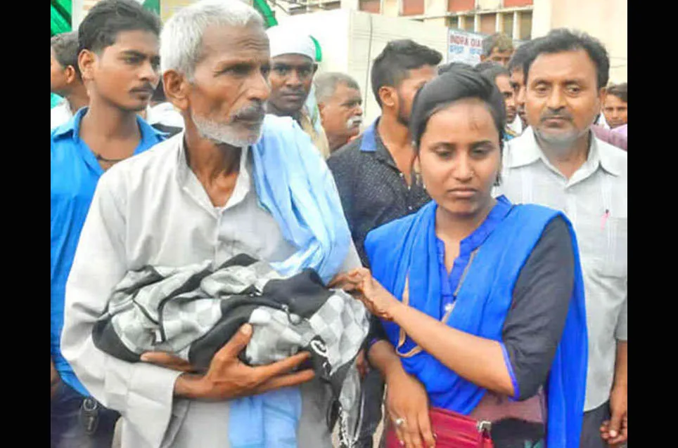 गोरखपुर हादसा: DM ने सौंपी रिपोर्ट, 3 को ठहराया जिम्मेदार