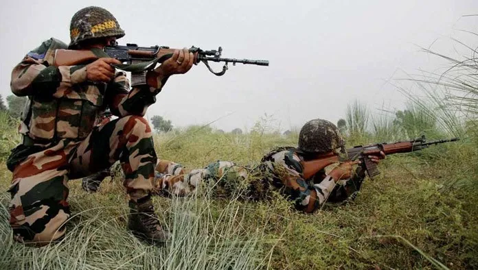 शोपियां में हिज्बुल आतंकियों के साथ मुठभेड़ जारी, 3 जवान शहीद