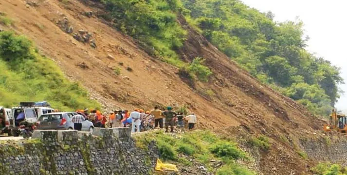 हिमाचल: मंडी में टूटा पहाड़ का टुकड़ा, दबे दर्जनों वाहन