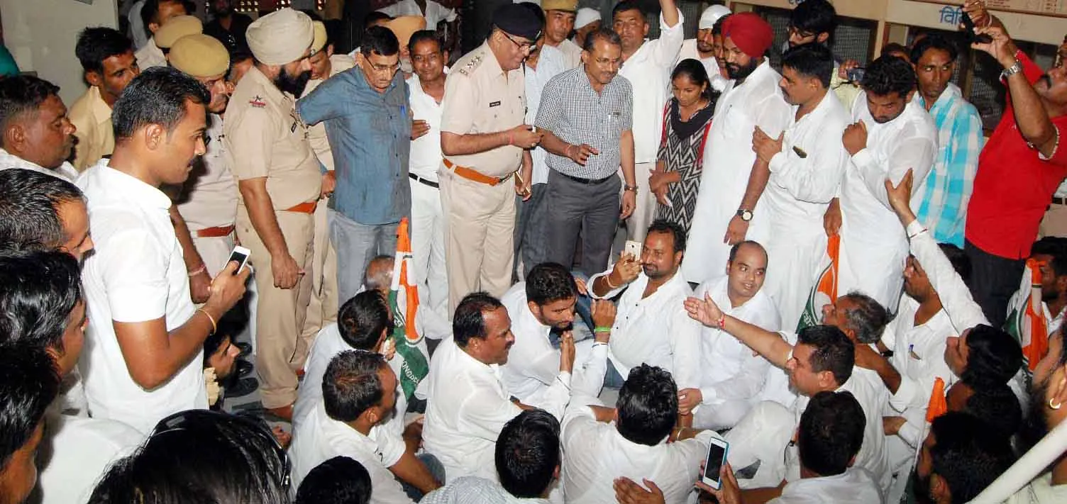 पुलिस कर्मियों व कांग्रेस कार्यकर्ताओं में तकरार