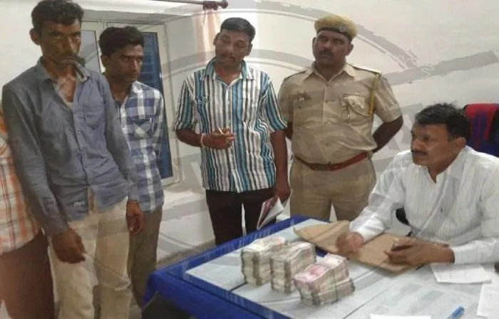 पकड़ी गई 17 लाख की नई करेंसी