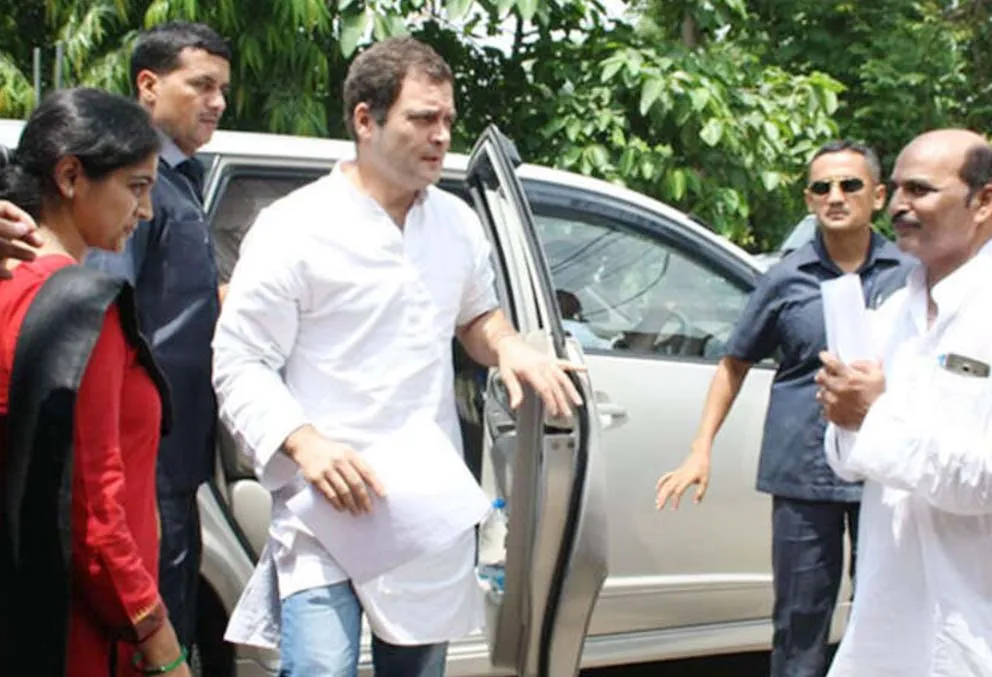 लखनऊ पहुंचे राहुल गांधी, किसानों के मुद्दे पर अफसरों से मिले