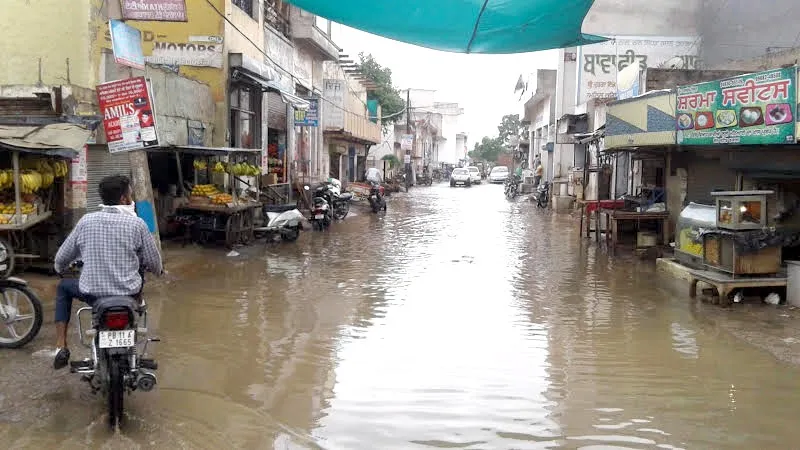 बरसात से सडकें हुई जलमग्न, राहगीर परेशान