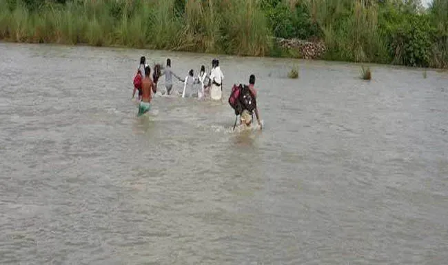 रावी नदी उफान पर, बाढ़ जैसे हालात बने