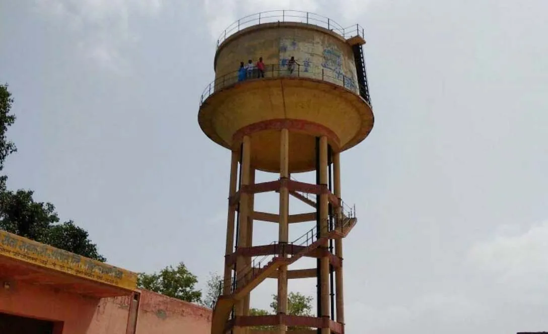 गिरफ्तार करने की मांग, टंकी पर चढ़े ग्रामीण