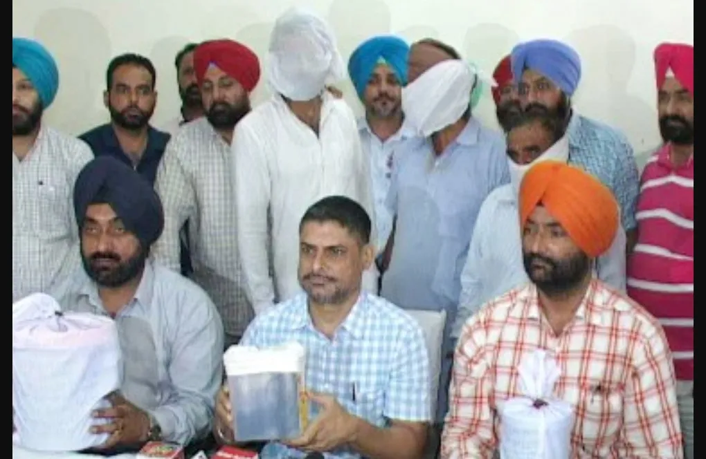 पाकिस्तान से लाकर हेरोइन बेचने वाले तीन गिरफ्तार