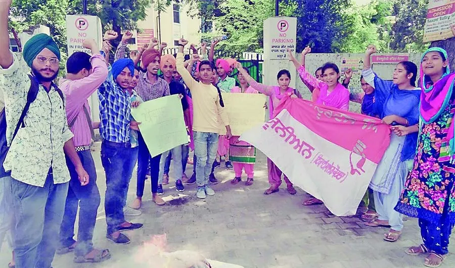 विद्यार्थियों ने फूंका सरकार का पुतला