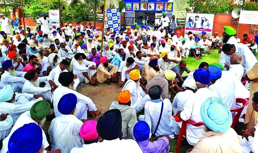 डीसी कार्यालय के समक्ष किसानों का प्रदर्शन