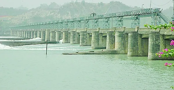 भारी बरसात से उफान पर सतलुज व स्वां नदी