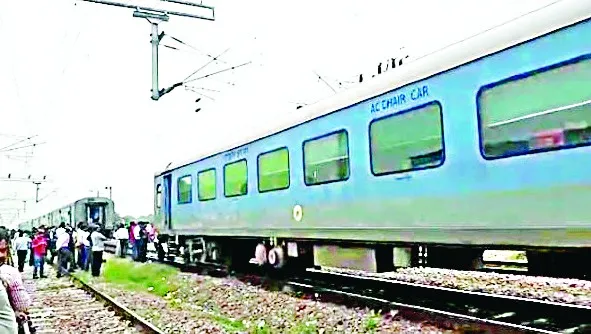दौड़ती शताब्दी एक्सप्रेस दो हिस्सों में बंटी