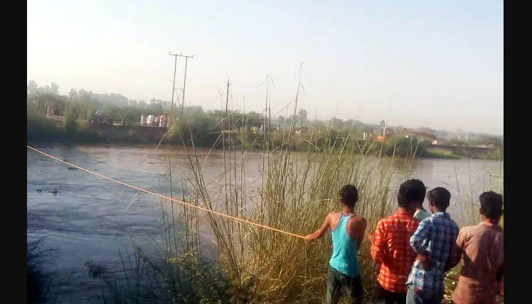 आईजीएनपी नहर में गिरी कार, परिजनों की तलाश जारी