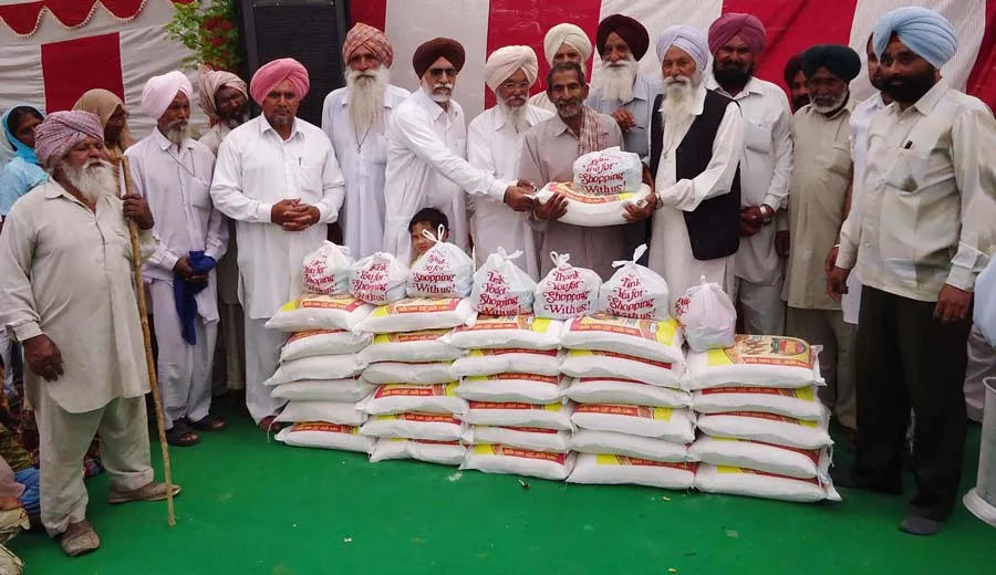 खुद भूखे रह दे रहे भूखों को निवाला
