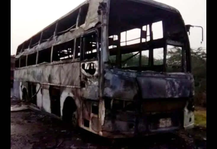 चलती बस में लगी आग, एक महिला और बच्ची जिंदा जले