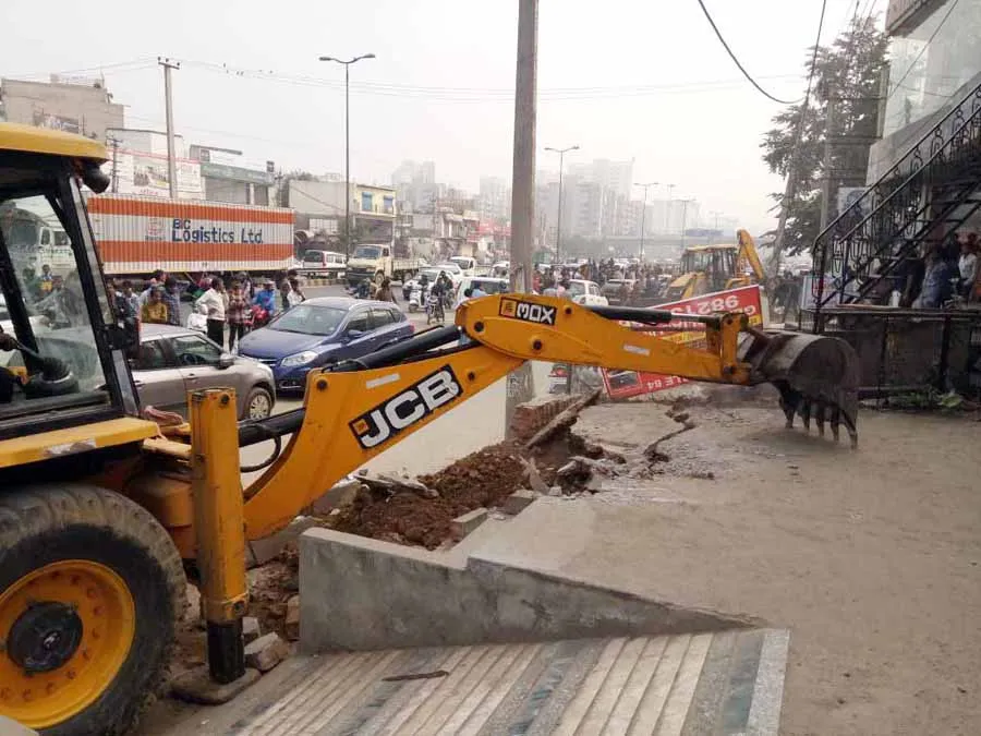प्रशासन ने ग्रीन बैल्ट से हटाया अतिक्रमण