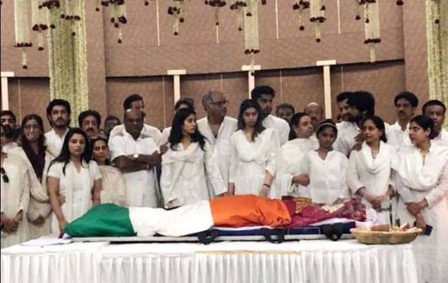 श्रीदेवी की अंतिम यात्रा शुरू, कुछ देर में होगा अंतिम संस्कार
