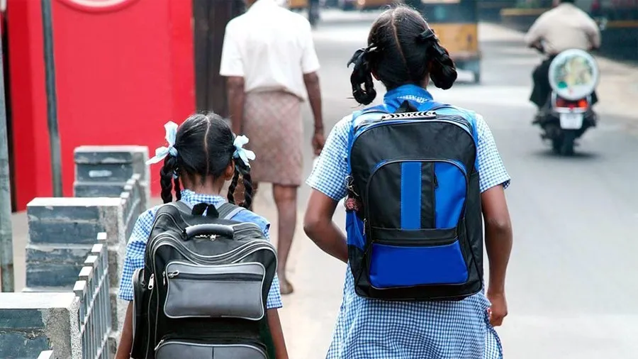 स्कूली बस्ते के बोझ तले सिसकता बचपन