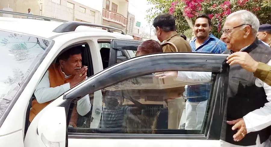 होली के रंग में सियासत की खुशबू!