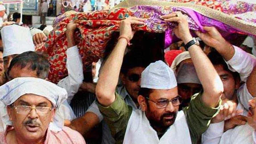 प्रधानमंत्री की चादर ख्वाजा की मजार पर चढ़ायी