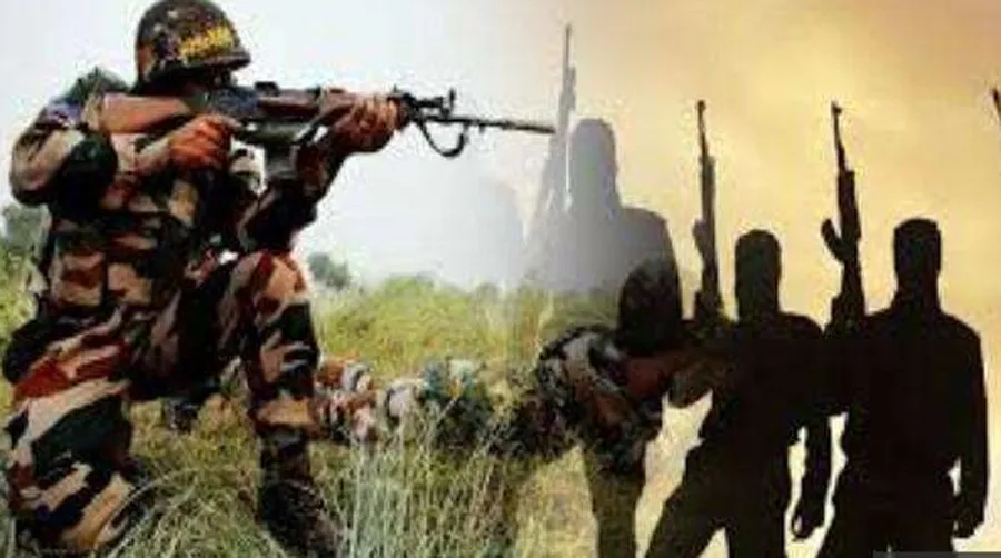 सीआरपीएफ की ड्रेस में पहुंचे नक्सलियों ने की मारपीट