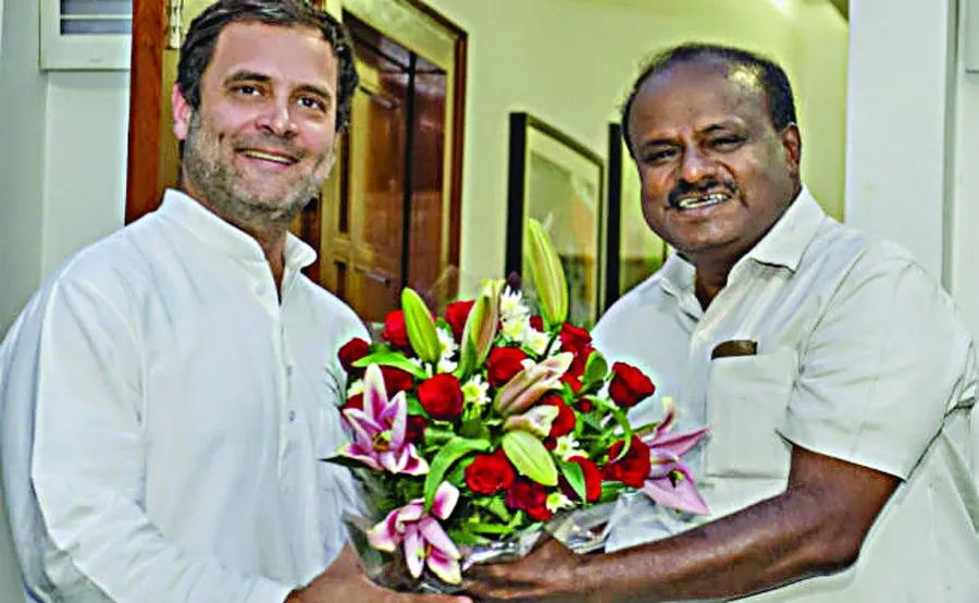 कागज की नाव पर सवार कर्नाटक की सरकार