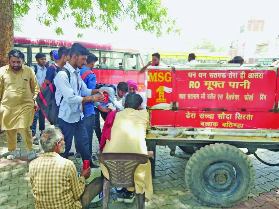 यात्रियों की प्यास बुझा रही डेरा सच्चा सौदा की पानी वाली मोबाईल टंकी