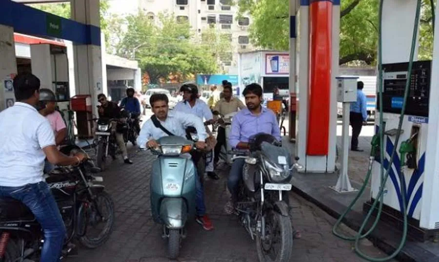पेट्रोल और डीजल की कीमतों में उछाल पर ब्रेक