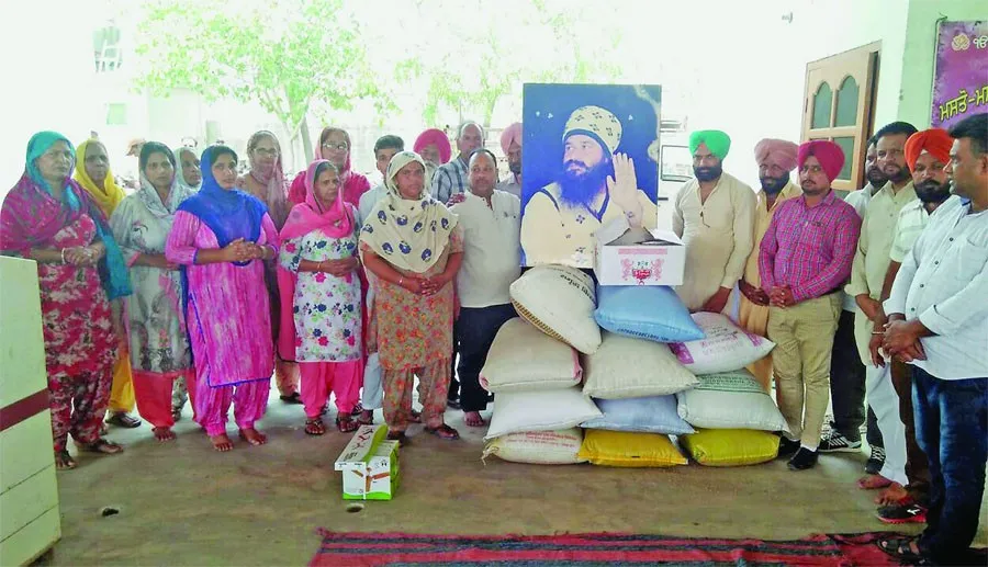 डेरा श्रद्धालुओं ने जरूरतमंद परिवार को बांटा राशन