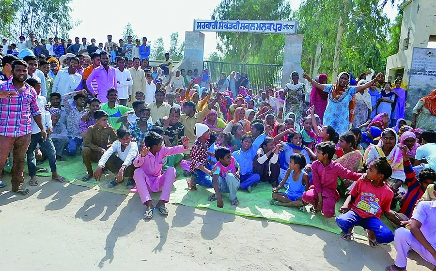 परिजनों व गांववासियों ने स्कूल को जड़ा ताला
