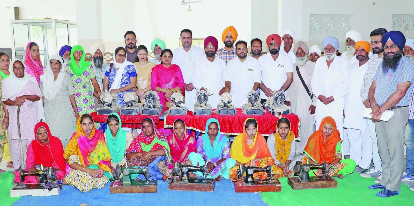 जरूरतमंद लड़कियों को वितरित की सिलाई मशीनें