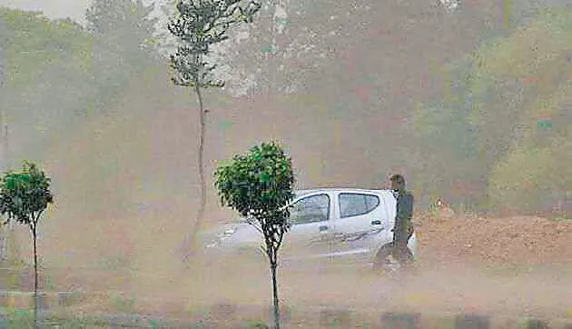 धूल भरी आंधी से उत्तर भारत बेहाल