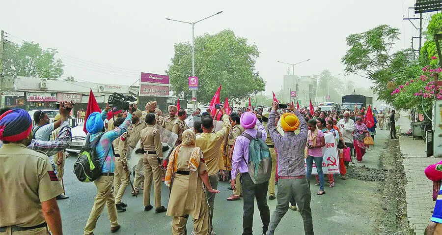 स्वास्थ्य मंत्री की कोठी का घेराव करने पहुंची आशाएं, पुलिस ने खदेड़ा