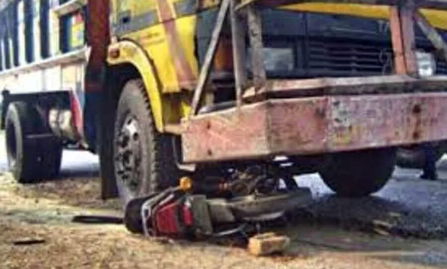 ट्रक और बाइक की टक्कर, तीन की मौत