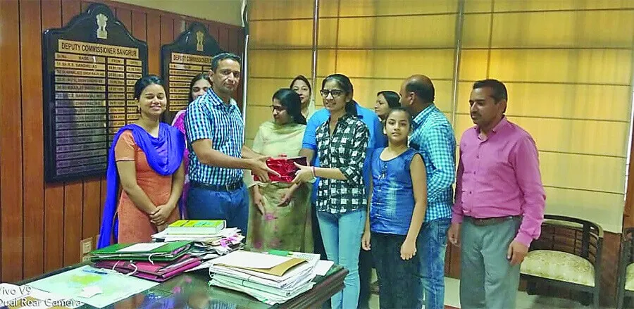 Deputy Commissioner ने एलीजा बांसल को किया सम्मानित