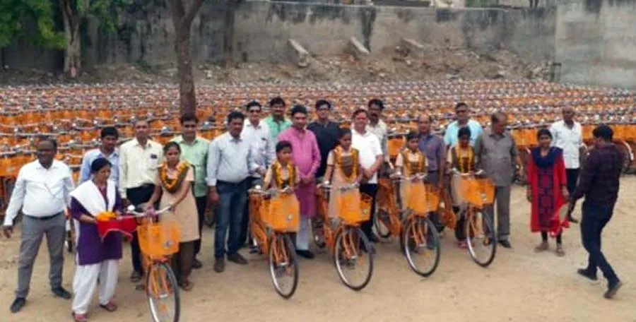 राजस्थान सरकार का स्कूली बच्चों को भगवा गिफ्ट