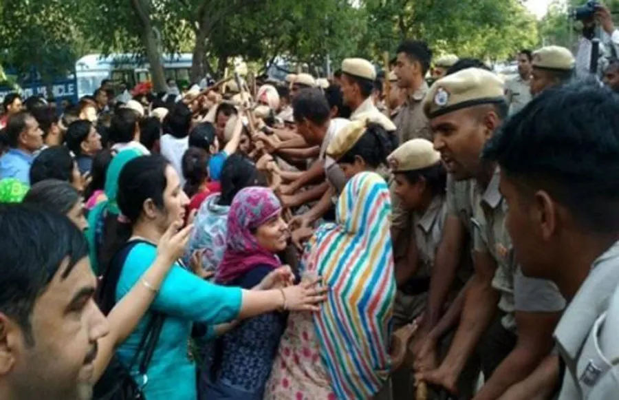 सीएम आवास पर पहुंचे शिक्षक, पुलिस ने खदेड़ा