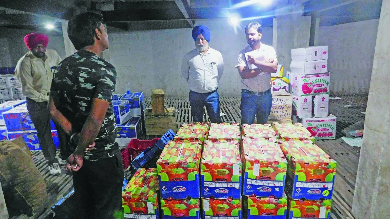 स्वास्थ्य विभाग ने कोल्ड स्टोरों पर की अचानक छापेमारी