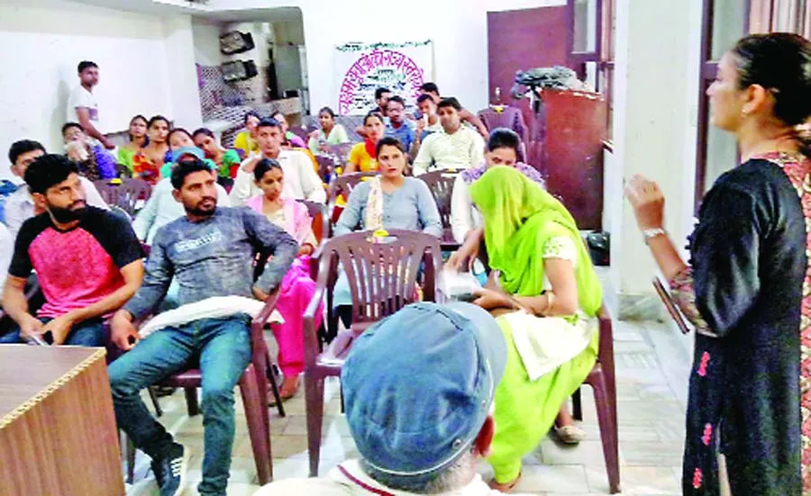 यह कैसा काम, सक्षम युवाओं से गोबर उठवा रही सरकार!