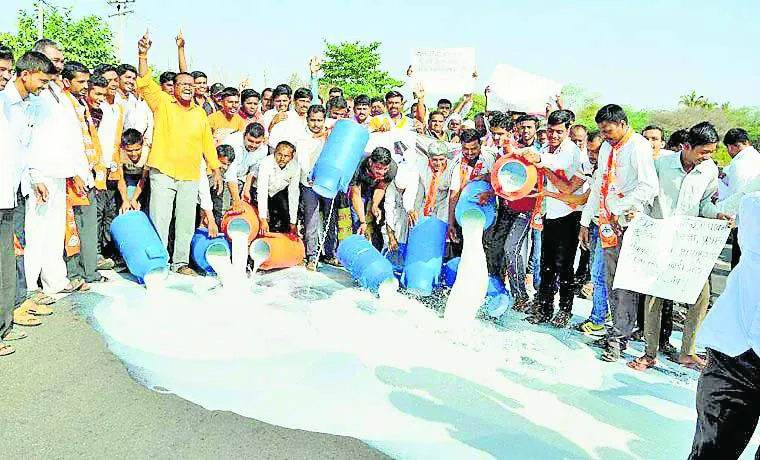 सड़कों पर बहाया दूध, फैंकी सब्जियां