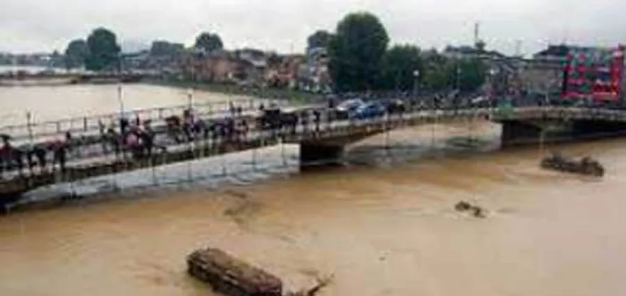 कश्मीर में बाढ़ अलर्ट, स्कूलें बंद